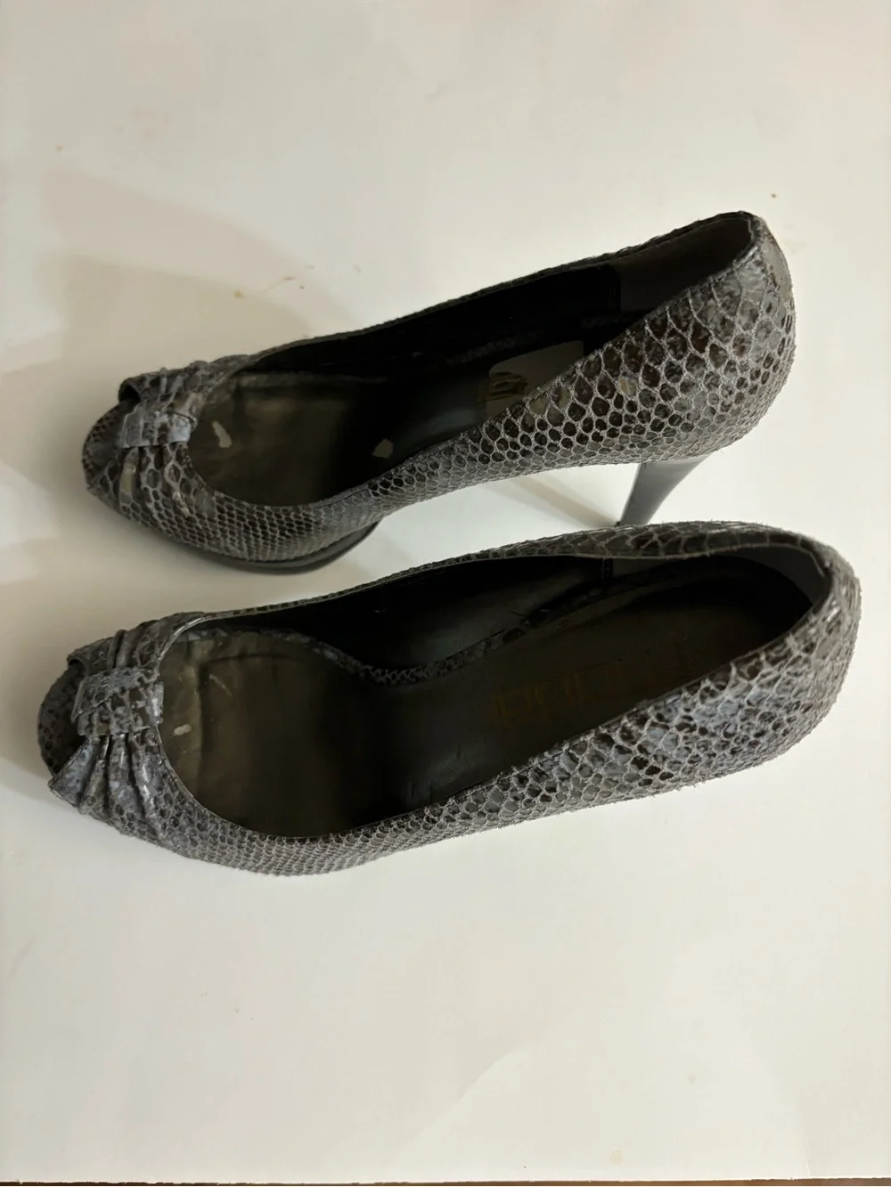Moda Gray Snake-Print Peep-Toe 4” Black Heels with Bow Size 8M